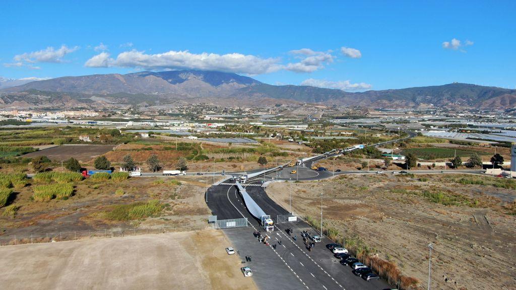 Entran por el Puerto de Motril los elementos para la construcción de dos - Noticia Puerto de Motril