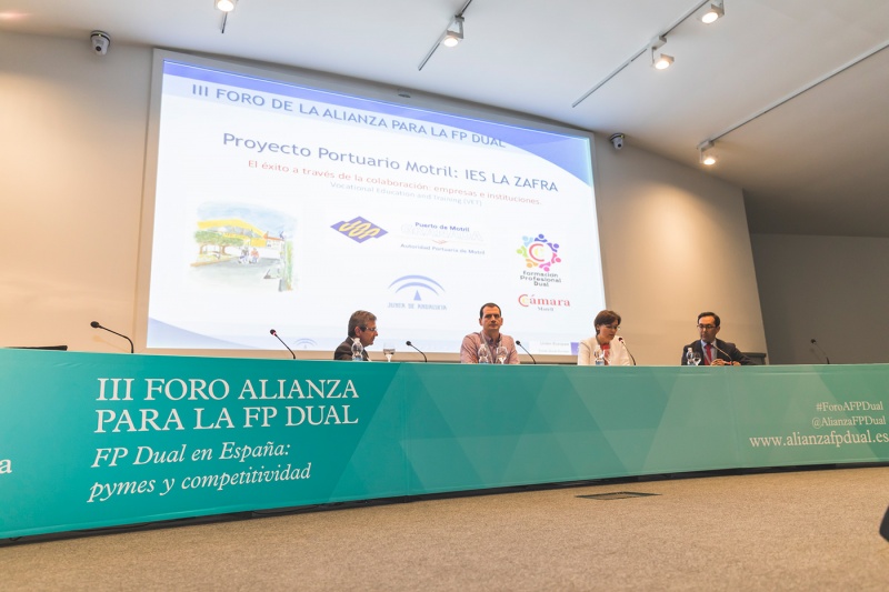 El ciclo formativo dual sobre transporte y logística del IES la Zafra ha sido - Noticia Puerto de Motril