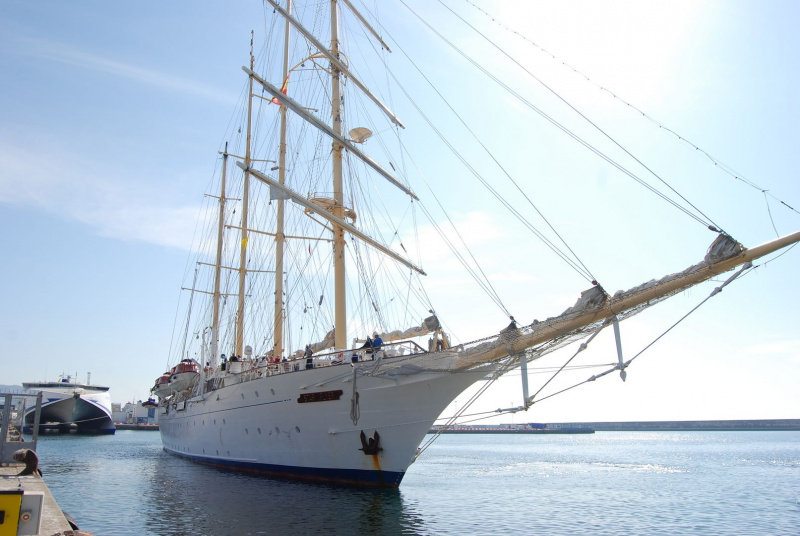 El Puerto de Motril recibe dos veleros de lujo en 48 horas