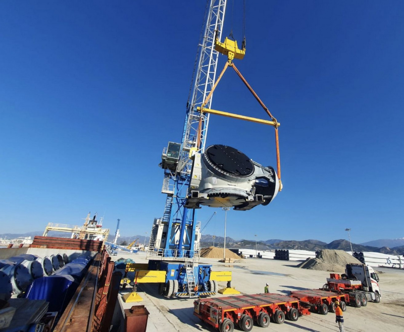 El Puerto de Motril recibe una descarga de turbinas para el montaje de - Noticia Puerto de Motril